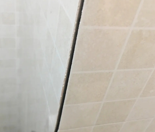 上思瓷砖空鼓维修公司分享阳台瓷砖脱落的修复过程可以分为以下几个步骤