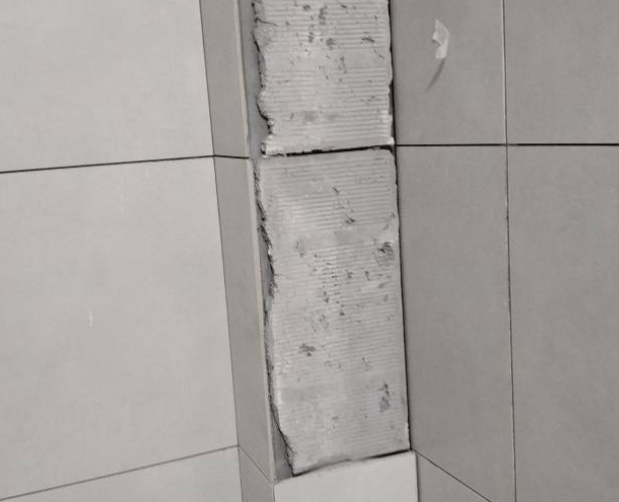 上思瓷砖空鼓维修公司分享下瓷砖施工前基层浇水润湿程度不足，可能导致以下问题